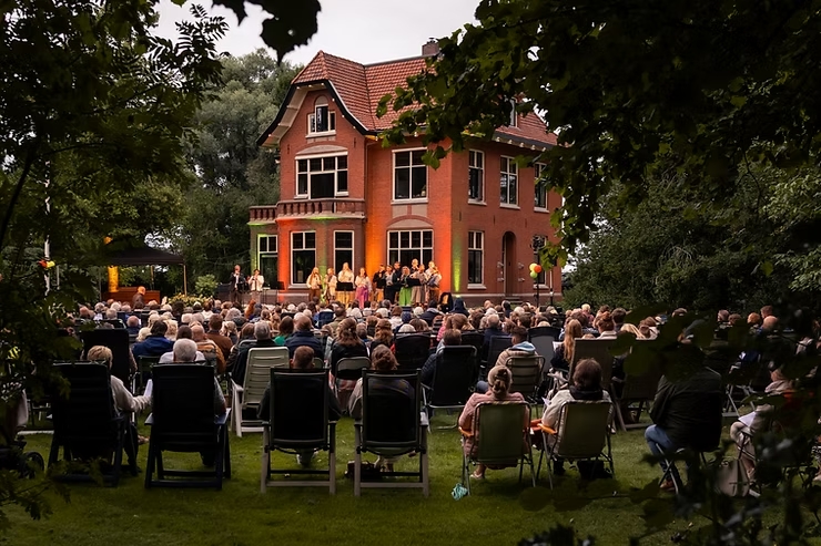 Zingen in de openlucht voor Berdien in de grote tuin van Rollecate 40 te Punthorst. Neem zelf je stoel mee. Met muzikale begeleiding van Noortje van Middelkoop panfluit & akkordeon, Maurice van Dijk trompet en Harm Hoeve toetsen.
